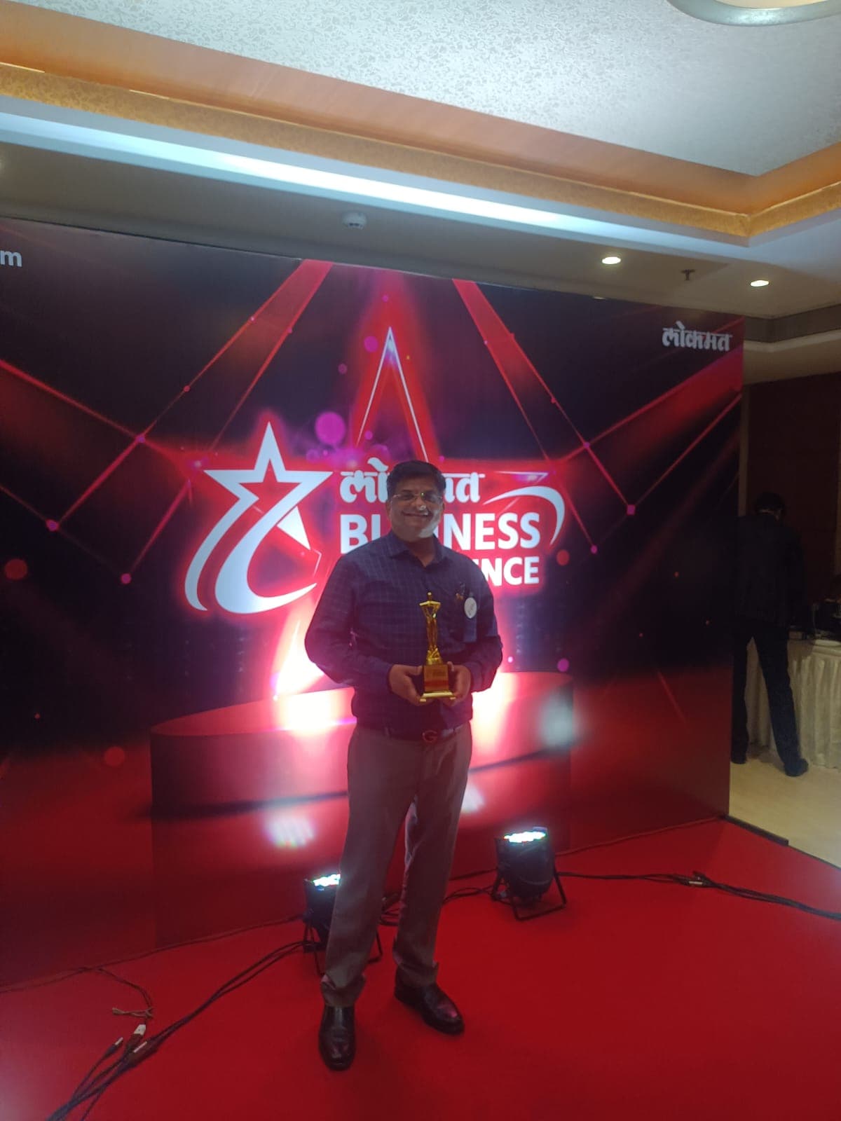 Milind P. Rajhans receiving the Lokmat Business Excellence Award trophy